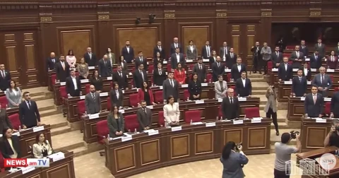 Парламент Армении минутой молчания почтил память жертв теракта 27 октября 1999 года