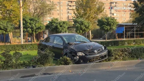 Րաֆֆու փողոցում բախվել են Zhongtong ավտոբուսը, Jeep Compass-ը և Toyota Corolla-ն․ վերջինս հայտնվել է գազոնի վրա