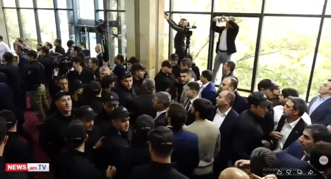 «Մեկիդ օգնականը իրան լավ չպահեց, ոտը ո..ից պոկելու եմ». ՔՊ–ական պատգամավորը՝ միջանցքում