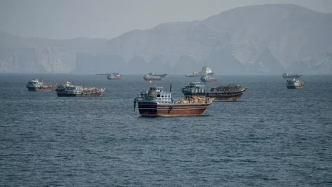 В Ормузском проливе у берегов Омана загорелось судно