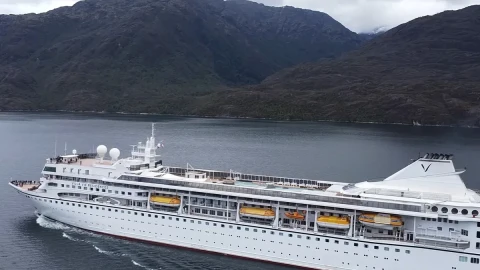 Около 200 пассажиров круизного лайнера остались без жилья в Камбодже после отмены кругосветного путешествия