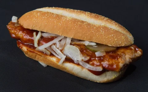 McDonald’s-ը հայտնվել է դատական սկանդալի կենտրոնում՝ խոզի մսով սենդվիչի բաղադրության պատճառով․ դատարանը հայցի մի մասը չի մերժել