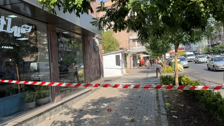 Բագրատունյաց 10 հասցեում 5–րդ հարկի պատշգամբը փլուզվել և հայտնվել է 4-րդ հարկում․ կա 2 վիրավոր