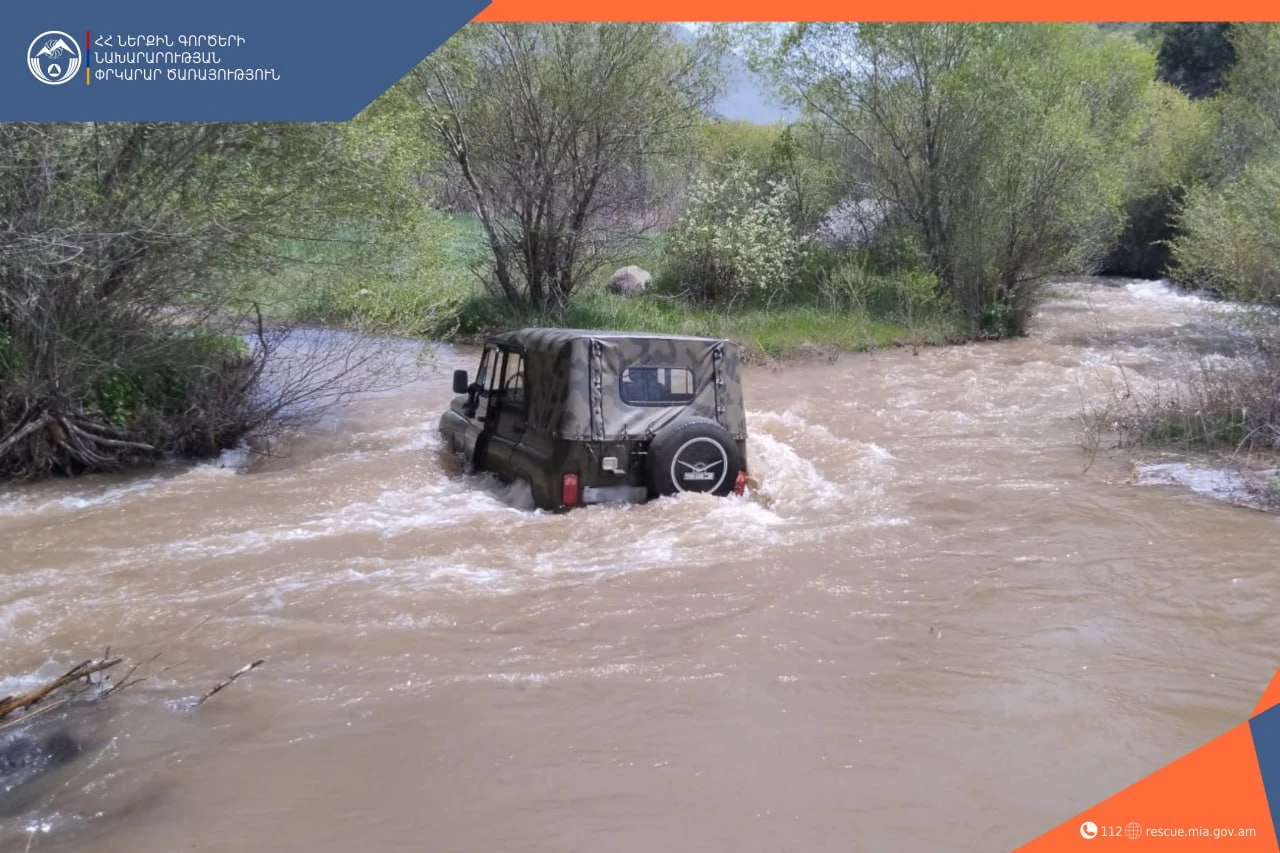 Փրկարարները ավտոմեքենան դուրս են բերել գետից