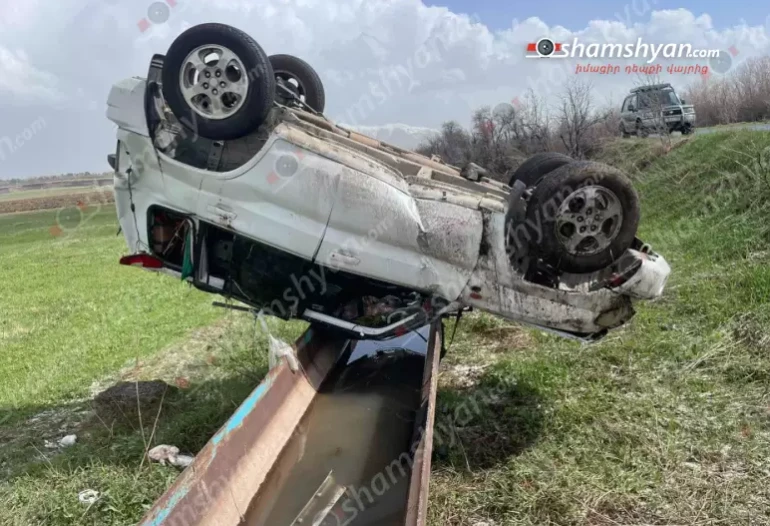 Արագածոտնում Mitsubishi Pajero-ն բախվել է հողաթմբին և գլխիվայր հայտնվել երկաթե ջրախողովակի վրա. կա վիրավոր
