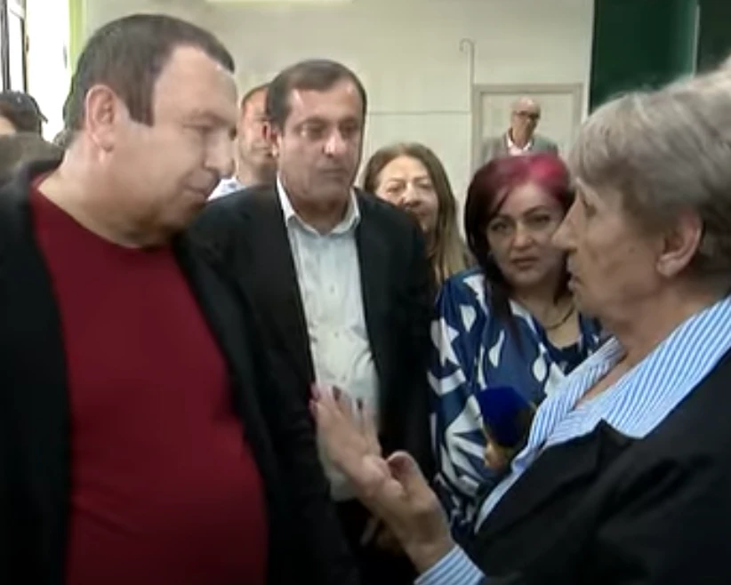 Активное строительство на вершине горы Атис: пенсионеры присоединились к волонтёрским работам