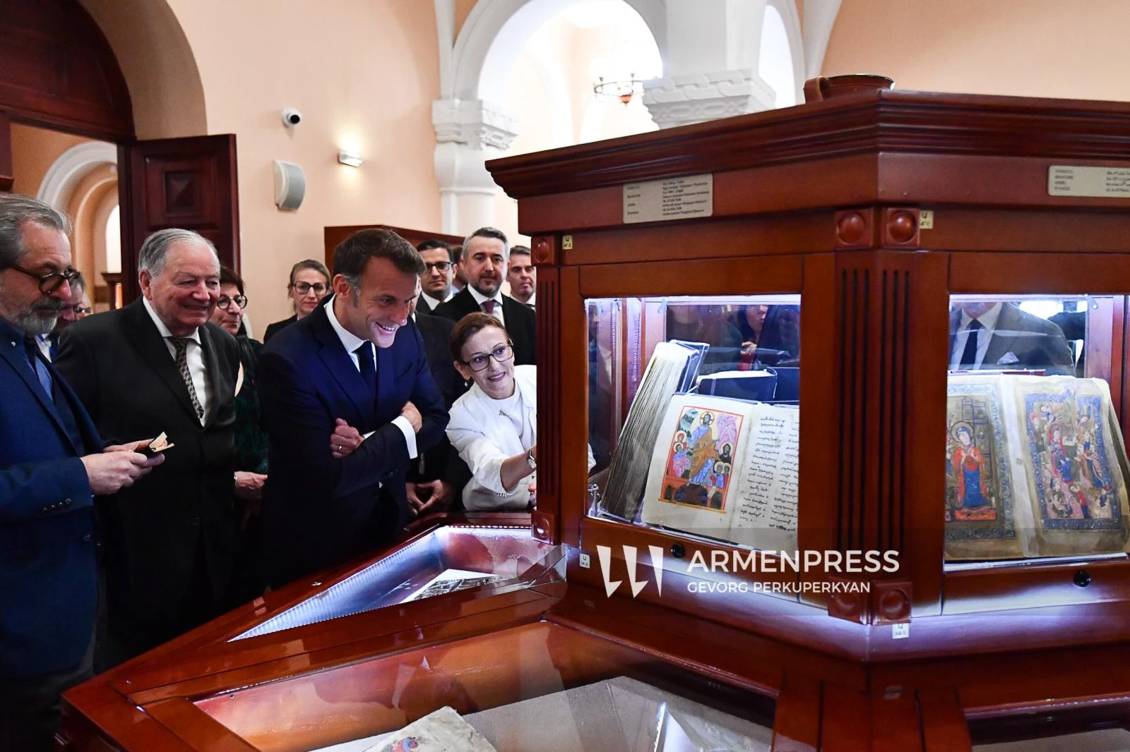 Эммануэль Макрон посетил Матенадаран в Ереване