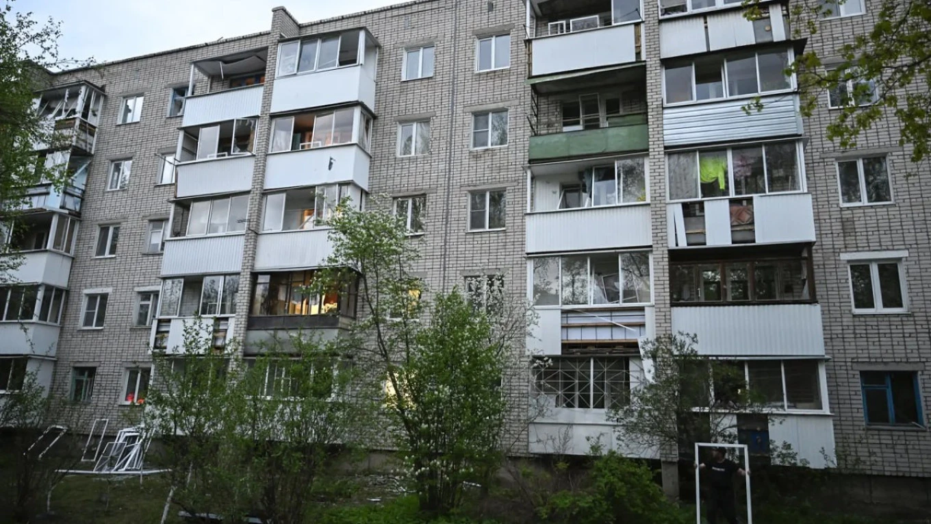 Украинские беспилотники ударили по жилым домам в Брянске и Ржеве: Пострадали 13 человек