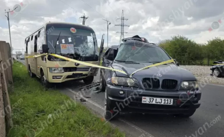 В Котайкской области столкнулись автобус и две легковые машины: есть пострадавшие