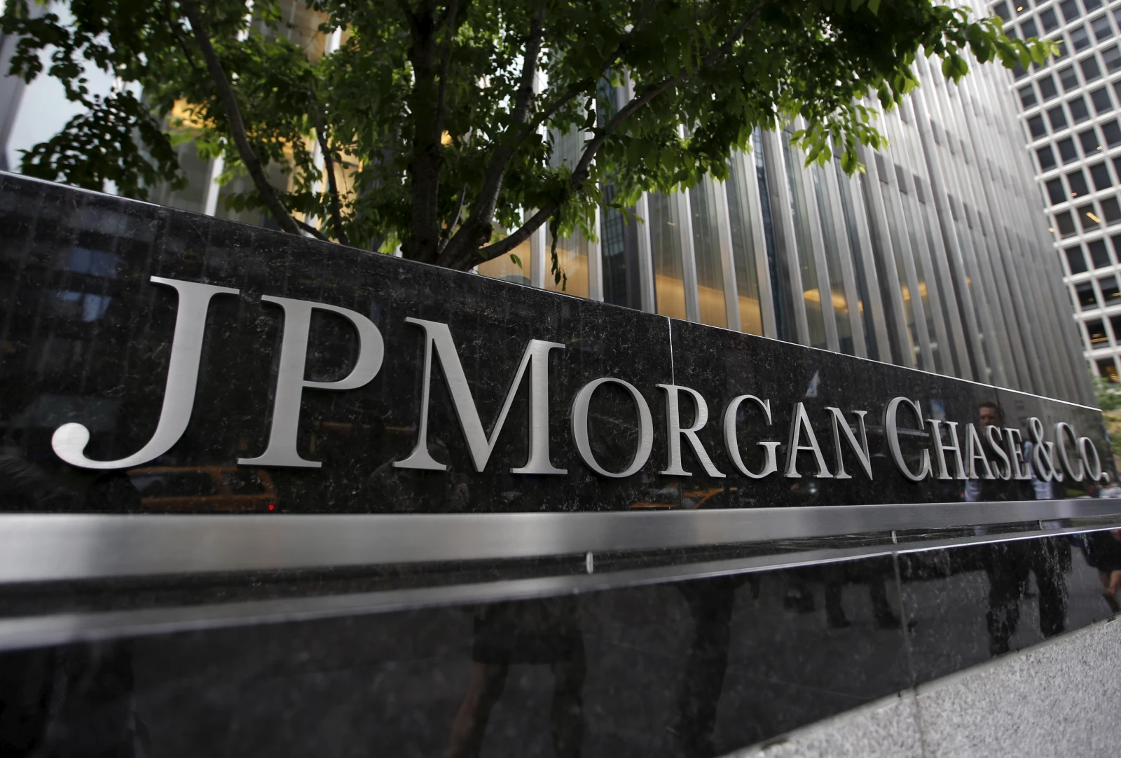 WSJ: сотрудник банка JPMorgan требовал $20 млн за молчание о домогательствах