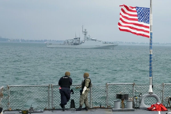 ВС США нанесли удар по судну в Тихом океане: погибли два человека, один остался в живых