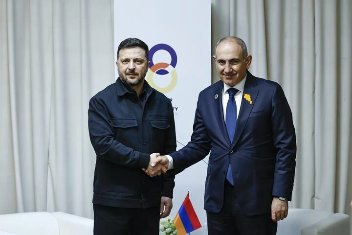 Kremlin comments on Pashinyan-Zelenskyy handshake