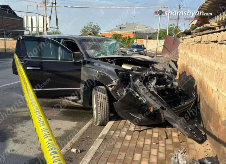 Արմավիրի մարզում «Lexus GX460»-ը բախվել է բետոնե պարսպին և ցանկապատին․ 21-ամյա վարորդը մահացել է
