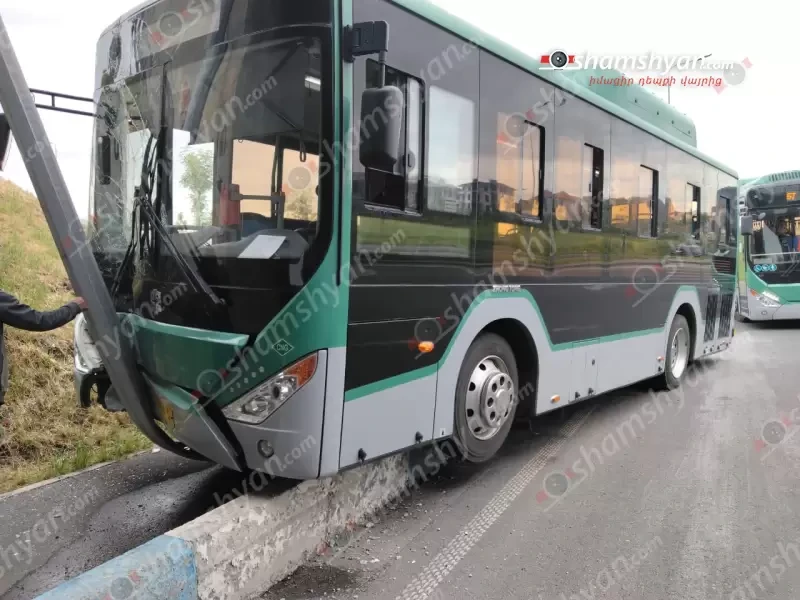 Երևանում թիվ 57 երթուղու «Zhongtong» ավտոբուսը հայտնվել է մայթին և բախվել էլեկտրասյանը