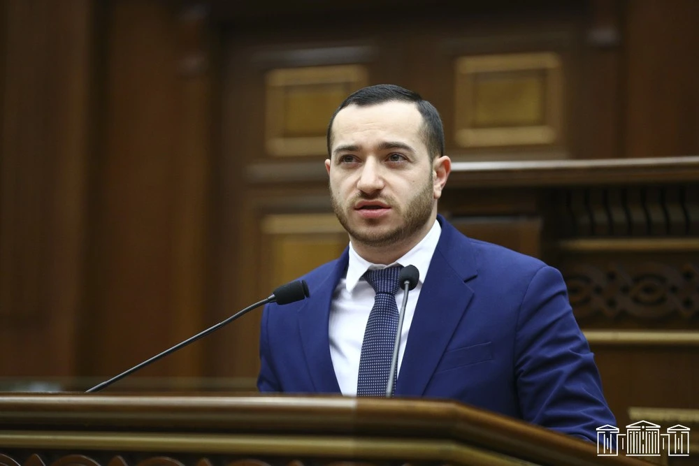 «Հրապարակ»․ Ինչո՞ւ է Մխիթար Հայրապետյանը խմբագրել իր կենսագրությունը