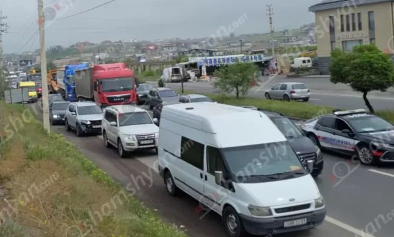 ՊՆ նախկին շենքի մոտ բախվել է 3 ավտոմեքենա․ մի քանի կմ–անոց խցանում է առաջացել