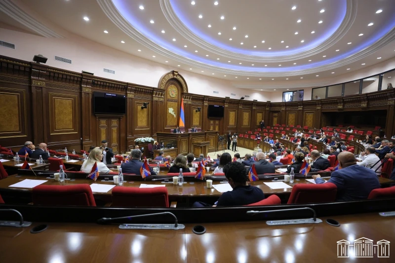 Заседание парламента Армении уходящего состава отложено из-за отсутствия кворума