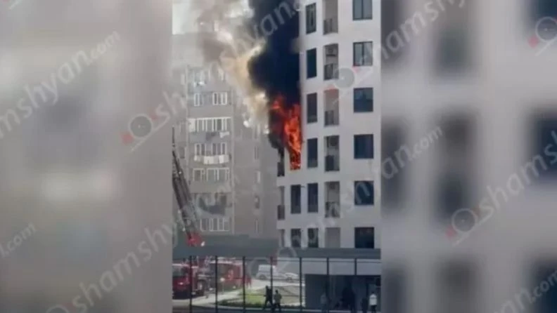 В одном из зданий Еревана горит квартира: на место происшествия отправились спасатели