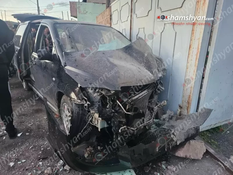 В Раздане Mazda врезалась в стену, и столкнулась с припаркованным Mercedes — водителя извлекли спасатели