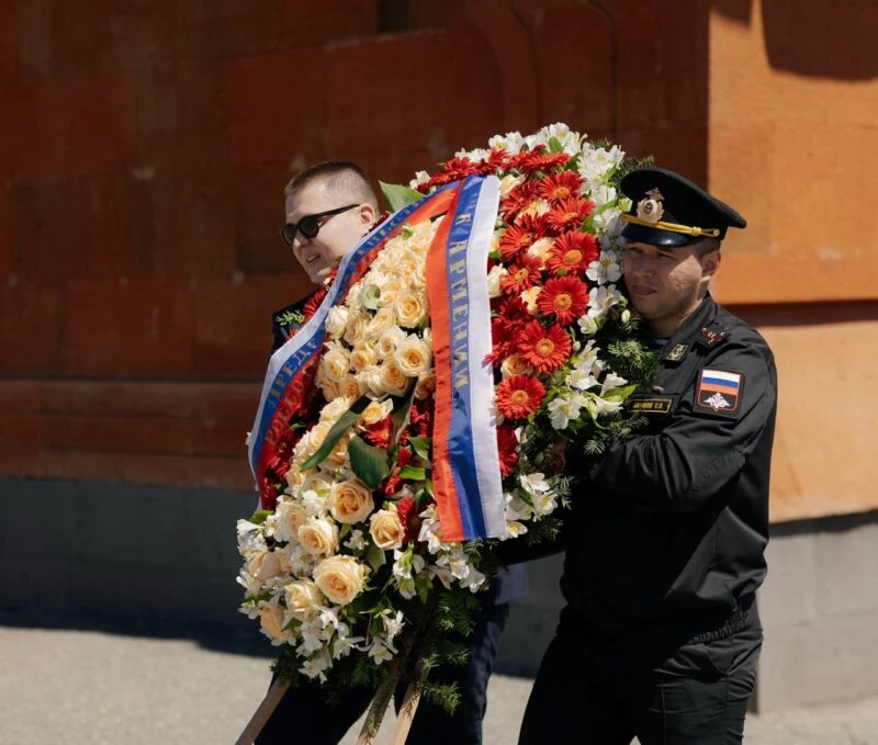 Военнослужащие 102-й российской военной базы посетили мемориальный комплекс Сардарапат