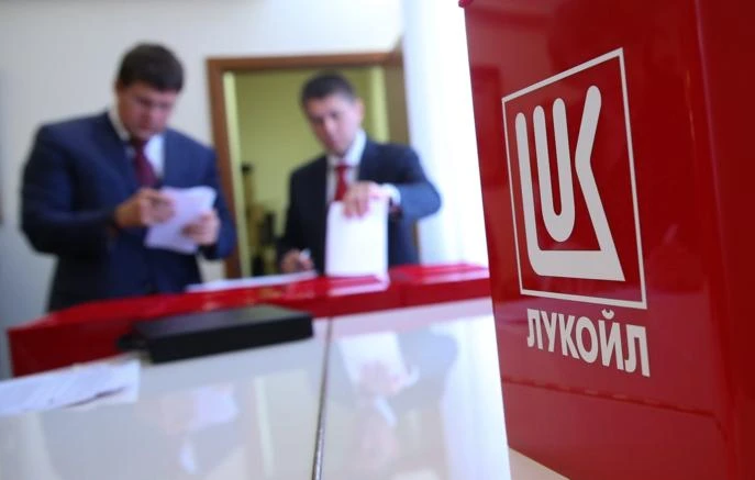 Politico: ЕС рассматривает новые санкции против «Лукойла» и «Роснефти»