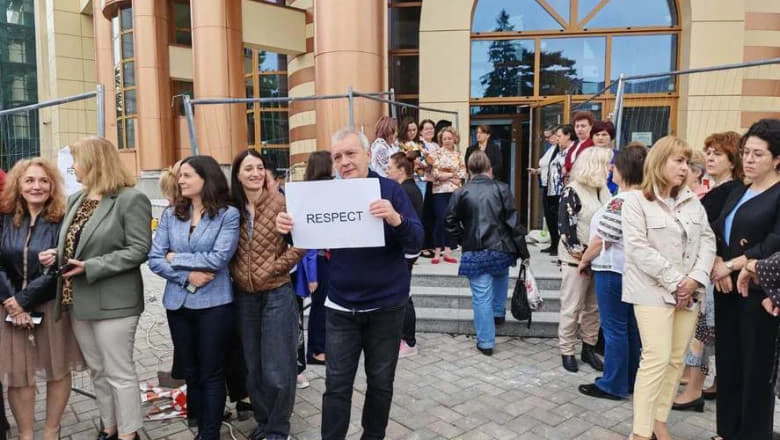 В Румынии тысячи финансовых работников бастуют против закона о зарплатах