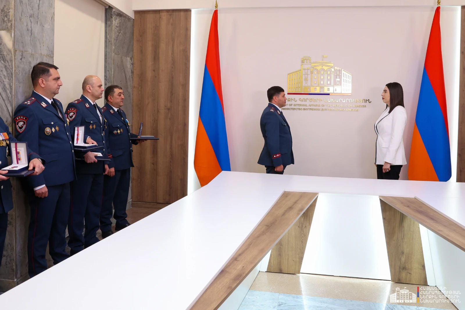 Արփինե Սարգսյանը Հանրապետության տոնի առթիվ պարգևներ է հանձնել ՆԳՆ մի շարք ծառայողների