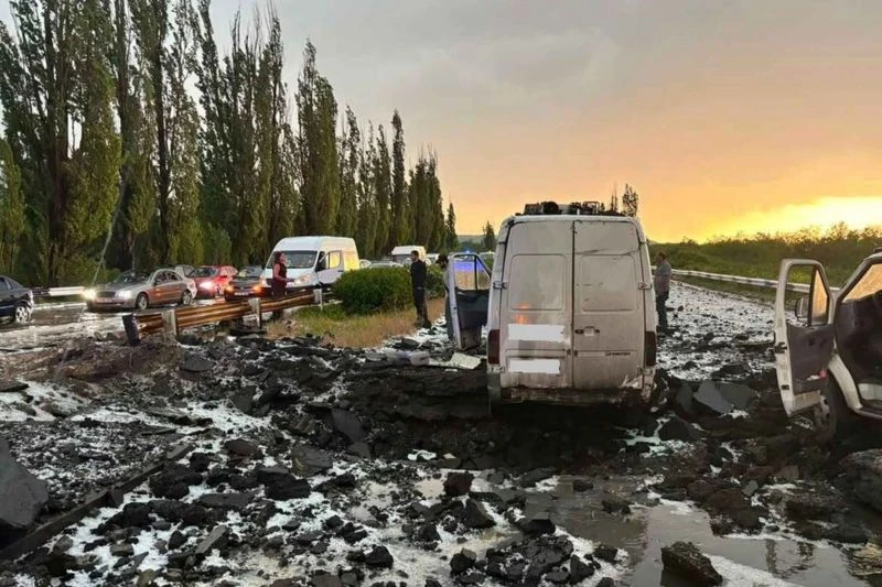 Փրկարարներն ու ոստիկանները օգնել են կամրջի փլուզման հետևանքով արգելափակված քաղաքացիներին (վիդեո)