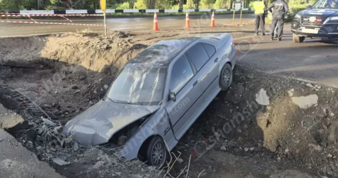 «BMW»-ն հայտնվել է ուժեղ կայծակի հետևանքով «պայթած», Ճանշինի կողմից փորված փոսում