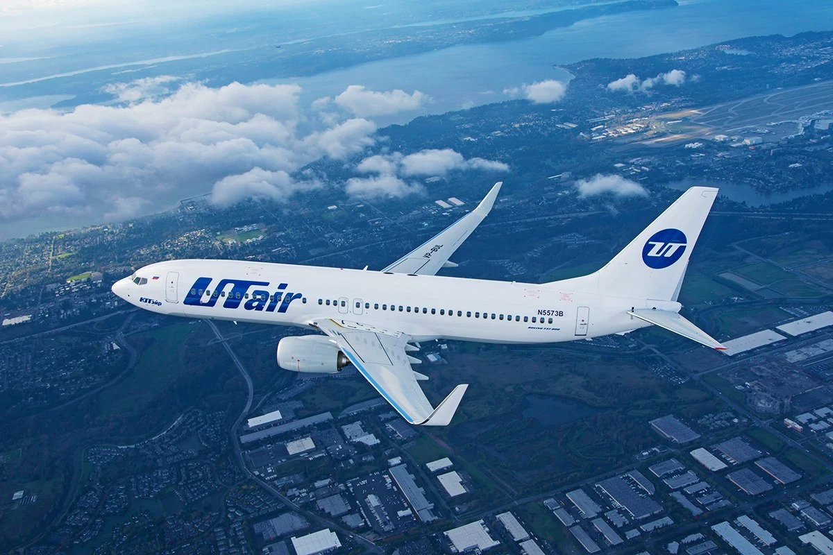 Пассажирка Utair попыталась открыть дверь самолёта, перепутав её с туалетом