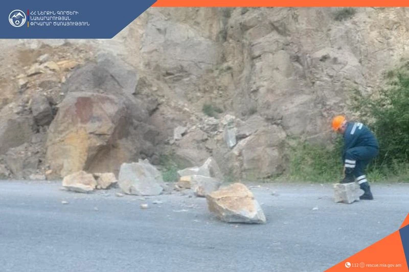 На дороге, ведущей в Джермук, произошёл камнепад