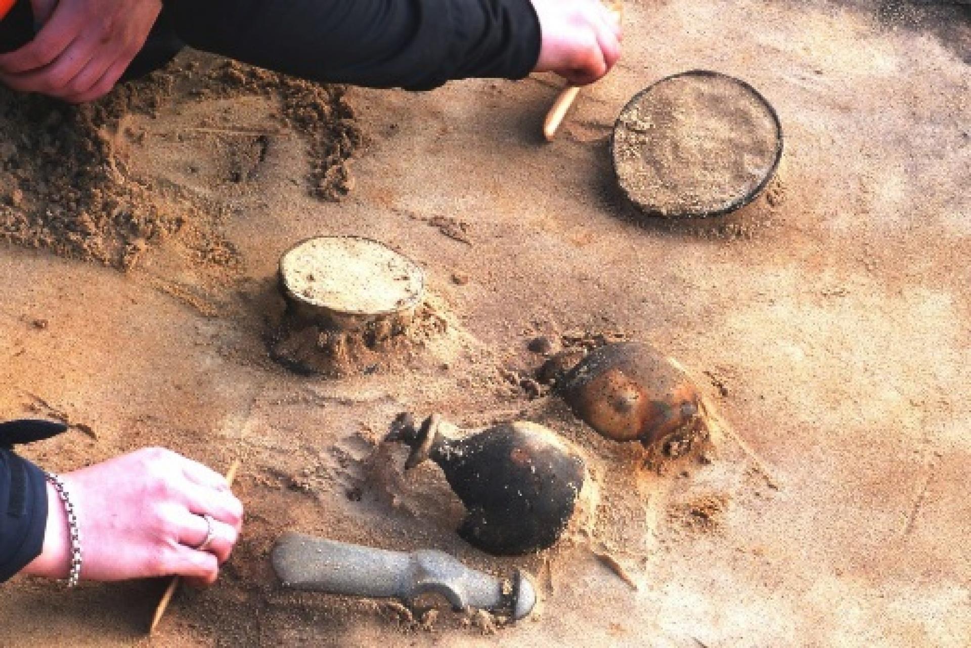 Քարե դարից մինչև Երկրորդ աշխարհամարտ․ Եվրոպայում հայտնաբերել են տարբեր դարաշրջանների 3000 արտեֆակտ պարունակող եզակի «ժամանակի պարկուճ»