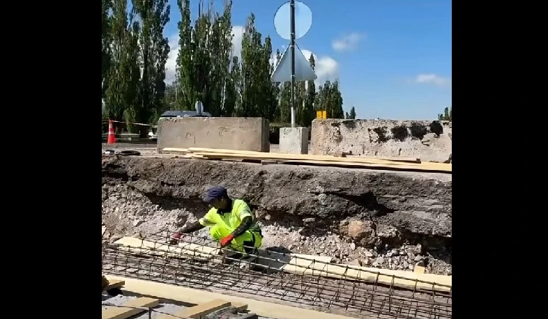 Երևան-Սևան ճանապարհի վրա կայծակի հարվածից վնասված կամուրջը վերականգնվում է (վիդեո)