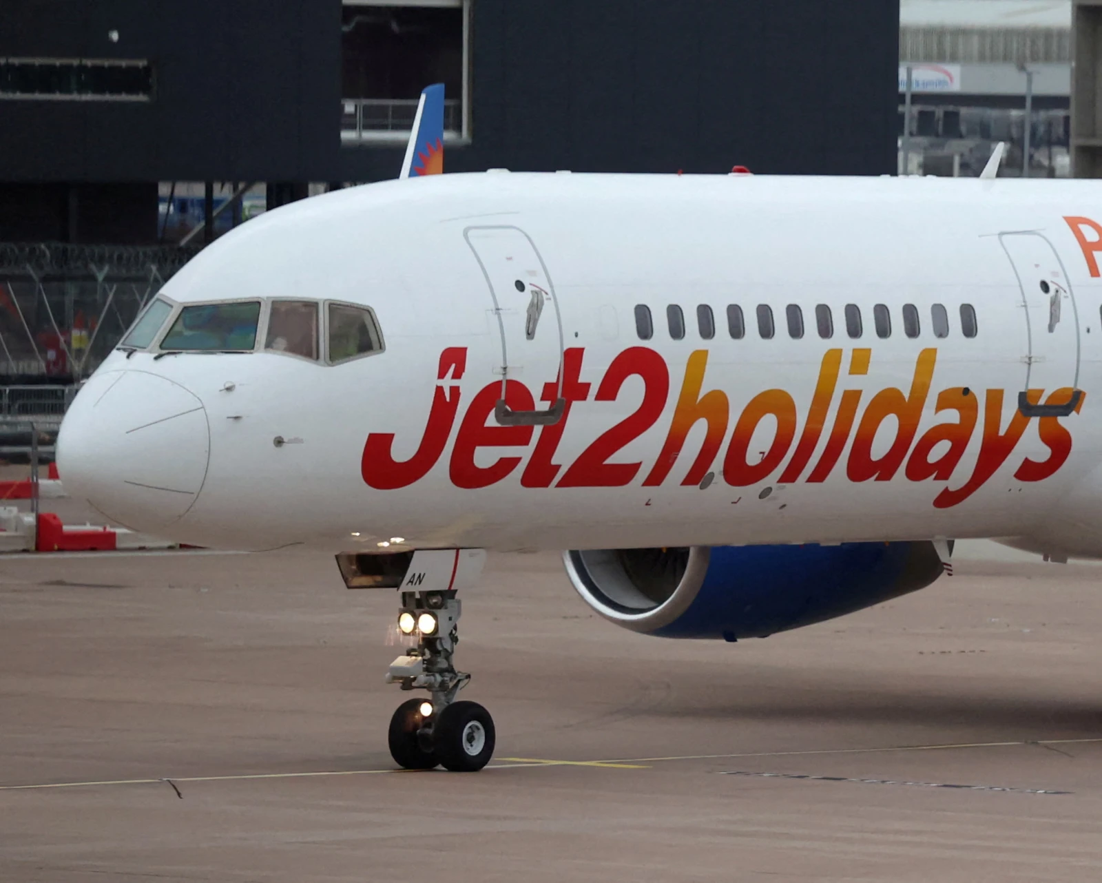 Полиция Великобритании расследует смерть пассажира на рейсе Jet2 после инцидента на борту