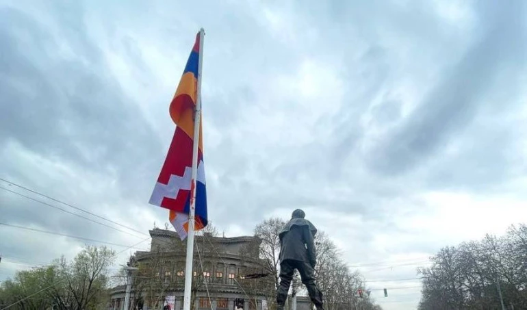 Ֆրանսիայի հրապարակում Արցախի դրոշը վերատեղադրելու համար երկու ՀՅԴ–ական երիտասարդների բերման են ենթարկել