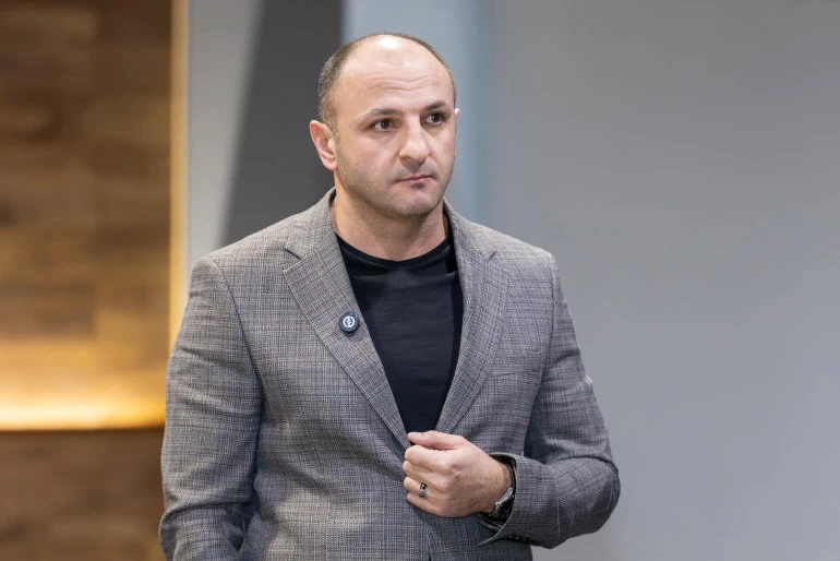 «Գնալու ենք մինչև վերջ». Հայտնի է՝ ինչո՞ւ են խուզարկում Կարեն Սիմոնյանի բնակարանը