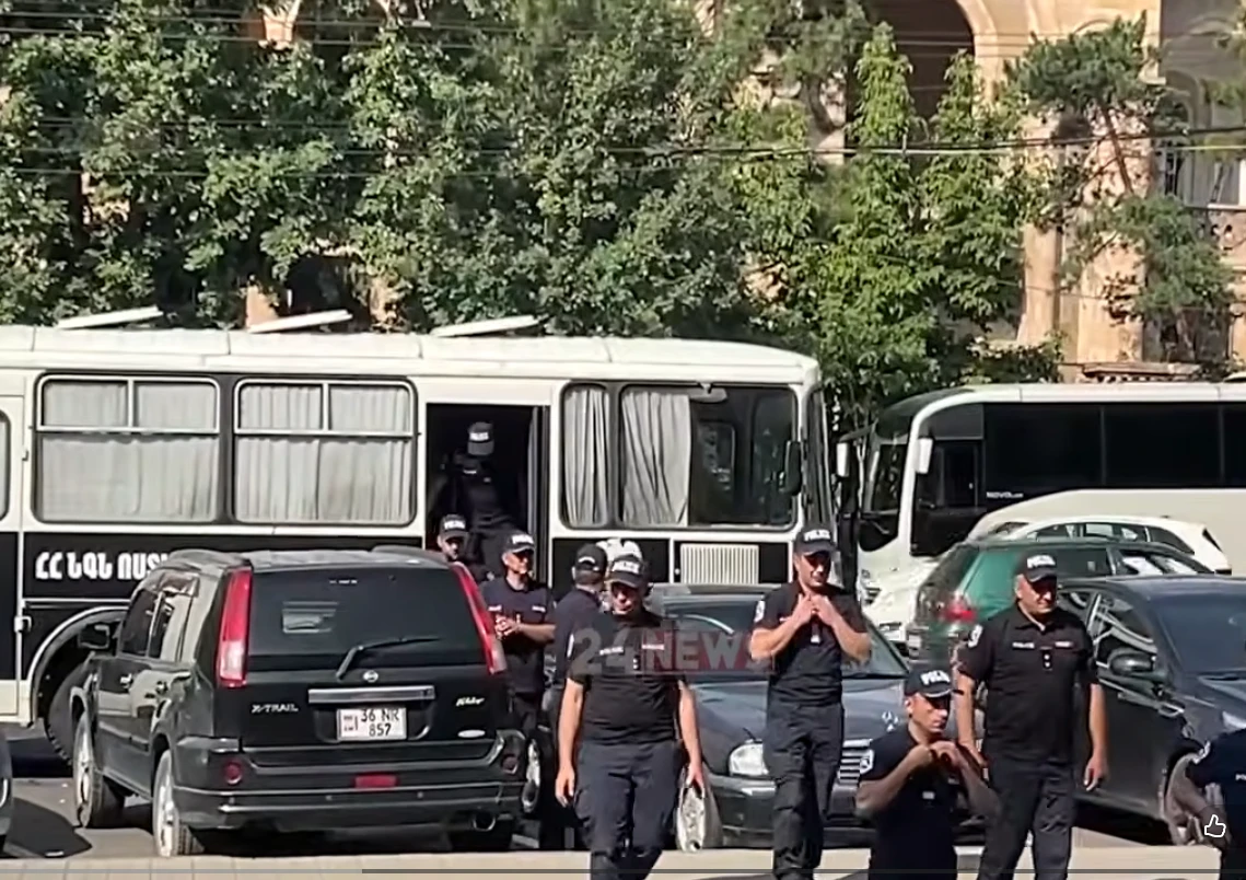 В преддверии заседания КС Армении к зданию суда стянуты полицейские силы