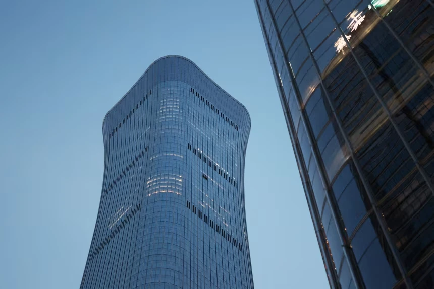 Легкомоторный самолет врезался в небоскреб CITIC Tower в Пекине, проводится эвакуация