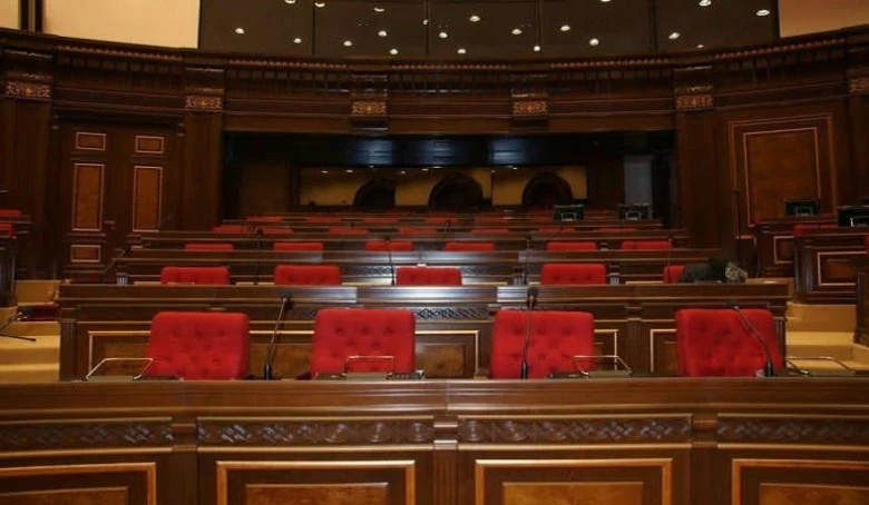 «Փաստ». Ինստիտուցիոնալ դասալքությո՞ւն, թե՞ նվեր Փաշինյանին. մանդատները վայր դնելու արհեստածին օրակարգը
