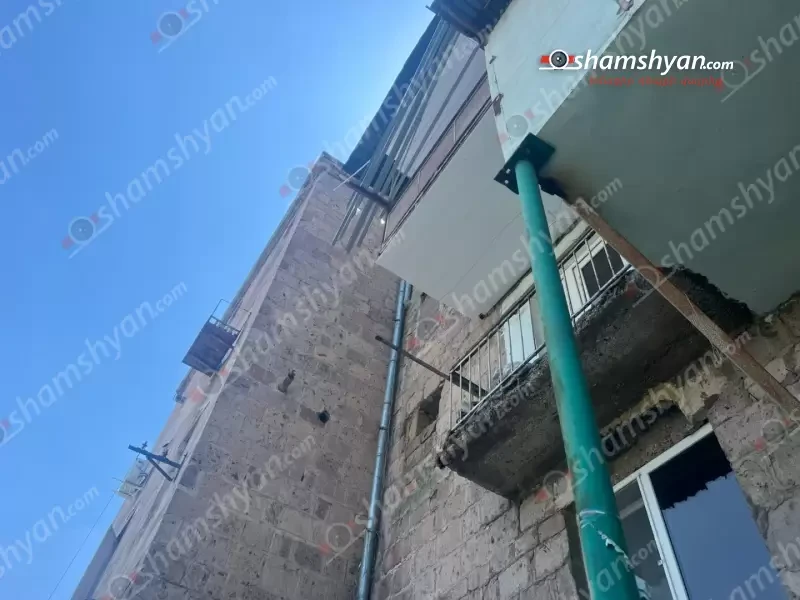 Երևանի շենքերից մեկի 4–ր հարկի պատշգամբում աշխատելիս 24-ամյա երիտասարդն անզգուշաբար վայր է ընկել ու մահացել