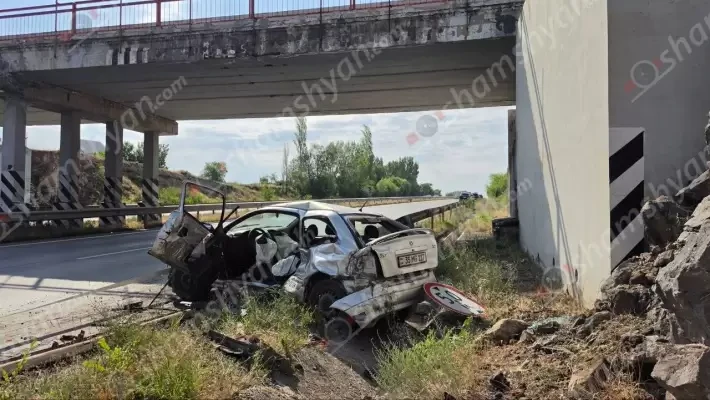 Խոշոր վթար Գյումրի-Երևան ավտոճանապարհին. բախվել են Mercedes-ը և Opel Astra-ն, կա վիրավոր