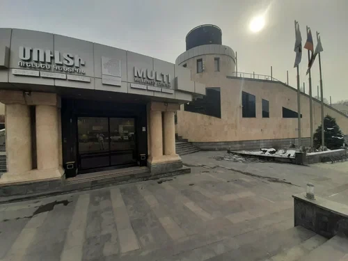 Центр «Multi Wellness» также закрыт - клиенты стоят на улице