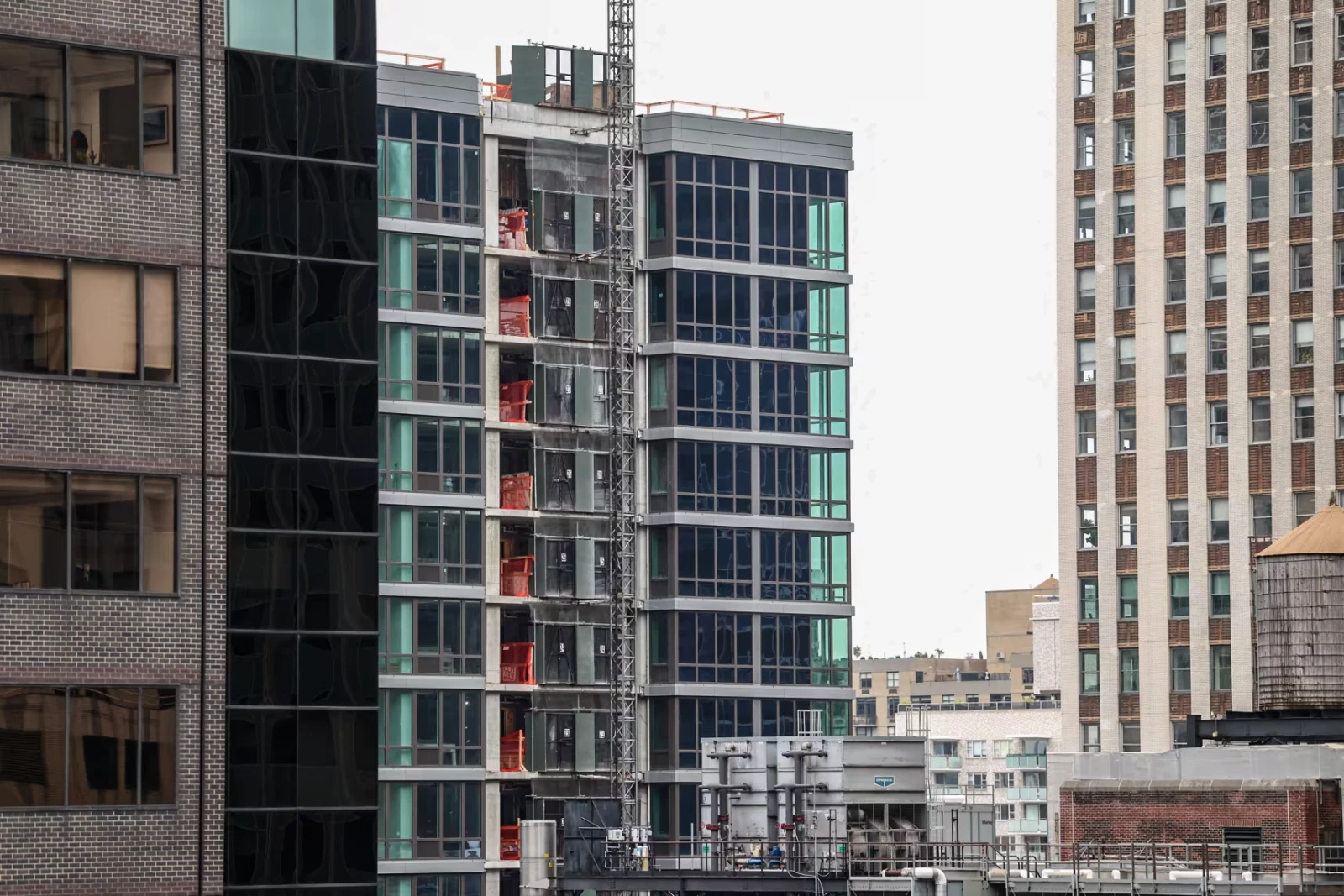 Threat of collapse emerges for 37-story building in central Manhattan: people evacuated from eight buildings