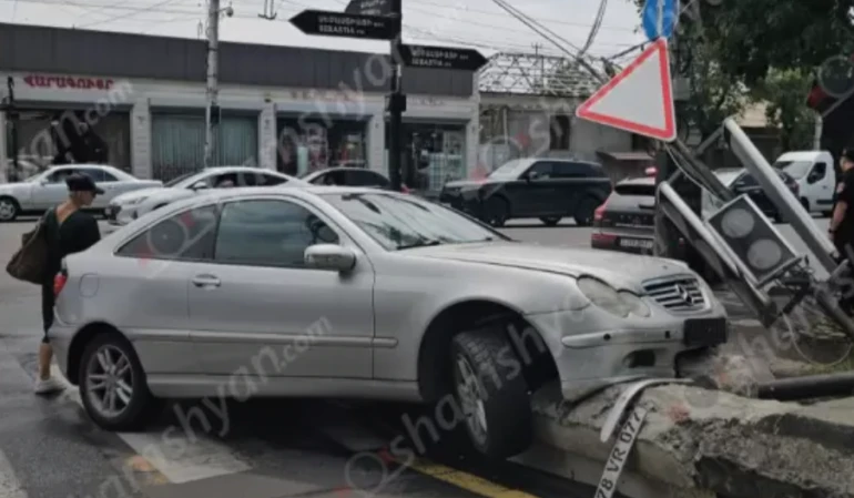 ДТП у здания администрации района Малатия-Себастия в Ереване: «Mercedes» врезался в светофор