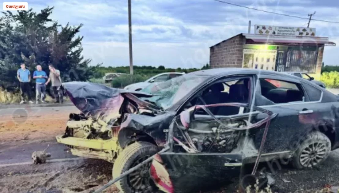 Солдат-срочник без водительских прав на «Nissan Teana» врезался в дерево: есть пострадавший