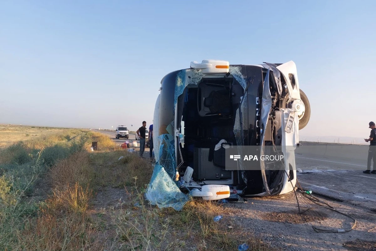 В Азербайджане перевернулся автобус: сообщается о более 30 пострадавших