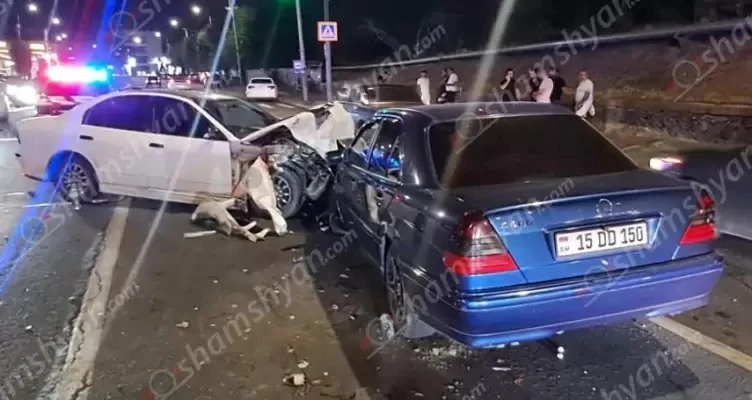 «Եռաբլուր»-ի դիմաց բախվել են 2 Mercedes-ն ու Mitsubishi-ն. կան վիրավորներ