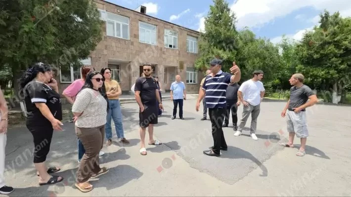 Напряженная ситуация в Бюрегаване: у мэрии собралось большое число граждан