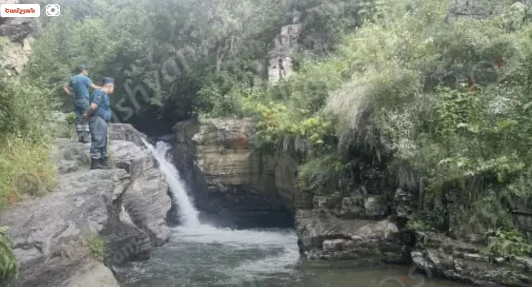 В Армении 21-летний парень упал в водопад Гохтаник и утонул: Его ищут