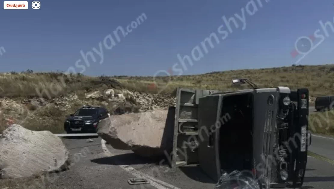Թալին-Քարակերտ ավտոճանապարհին քարով բարձված «ԿամԱԶ»-ը կողաշրջվել է, 51-ամյա վարորդը տեղում մահացել
